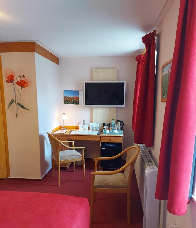 TV a/nebo společenská místnost v ubytování Logis L Auberge Gutshof