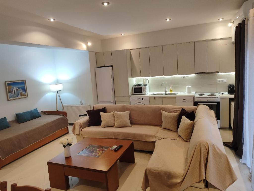 - un salon avec un canapé et une table dans l'établissement Klio's apartment, à Lávrio