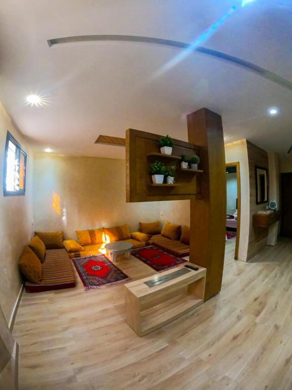 een woonkamer met een bank en een tafel bij Cozy Tamraght 1 Bedroom apartement in Tamraght Ouzdar