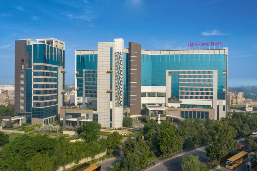 Crowne Plaza Greater Noida, an IHG Hotel في نويدا الكبرى: إطلالة علوية على مدينة ذات مباني طويلة