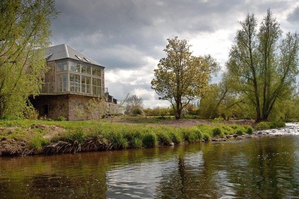 una casa a orillas de un río en Heiton Mill House, en Kelso