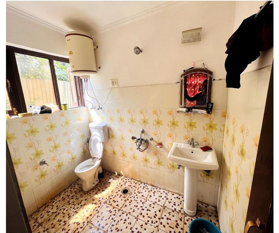 uma casa de banho com um WC e um lavatório em THE Q2 RESIDENCY em Srinagar