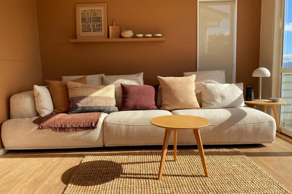 sala de estar con sofá y mesa en Pohara's Beach House en Pohara
