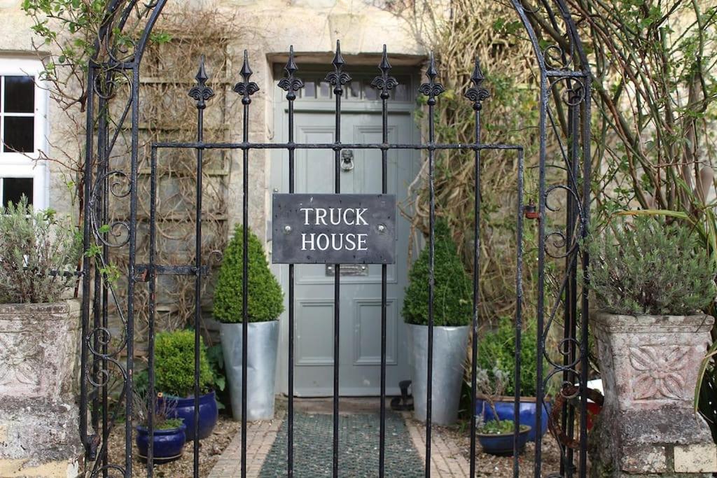 une porte avec des plantes en pot devant une maison dans l'établissement Truck House, Luxury accommodation, pet friendly, à Truro