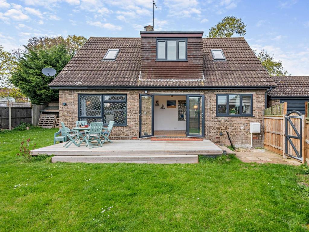 a house with a table and chairs in the yard at 3 Bed in West Mersea 94316 in West Mersea