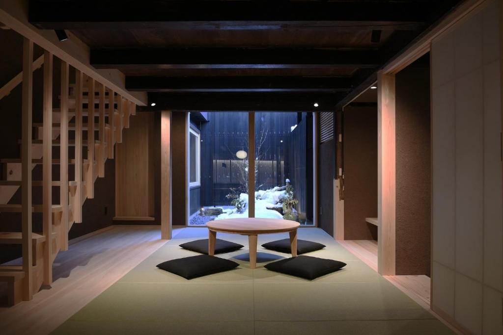 高山市にあるMakotoya Ohjin - Vacation STAY 57534vの部屋中のテーブル