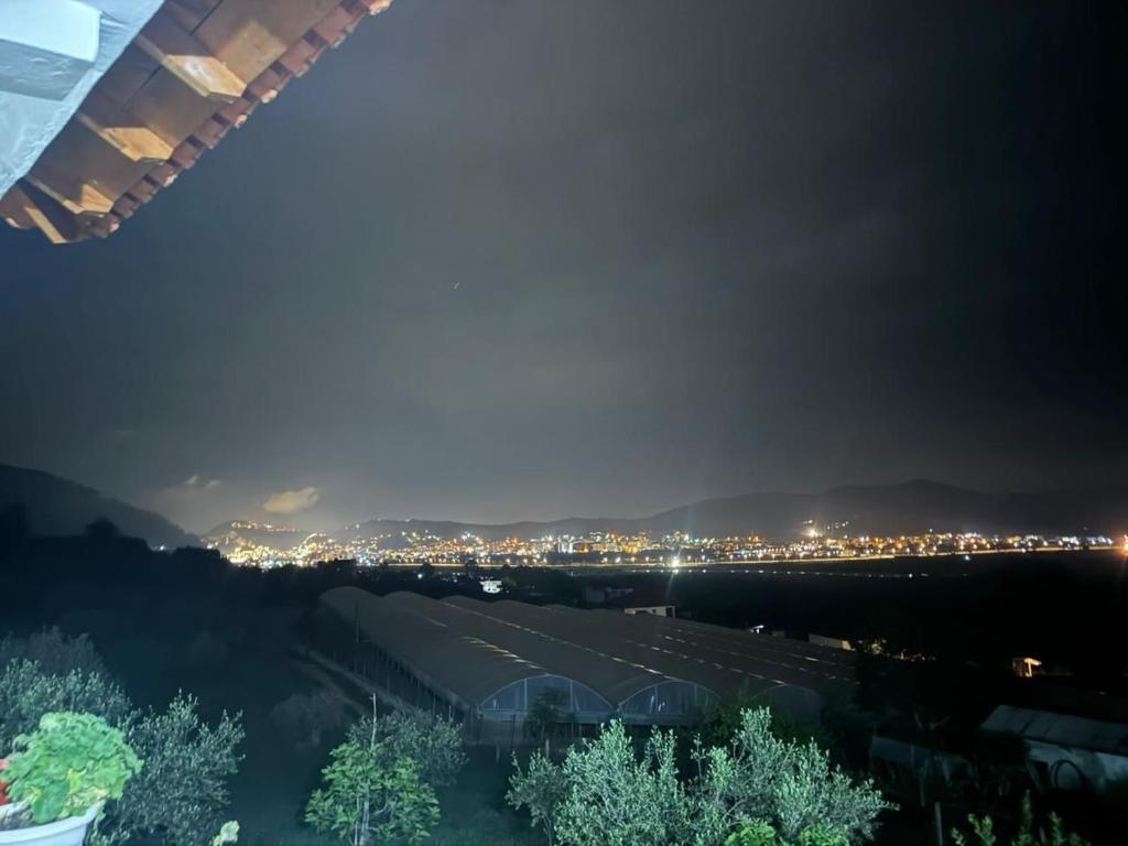 Blick auf die Stadt in der Nacht in der Unterkunft Villa Endrit in Berat