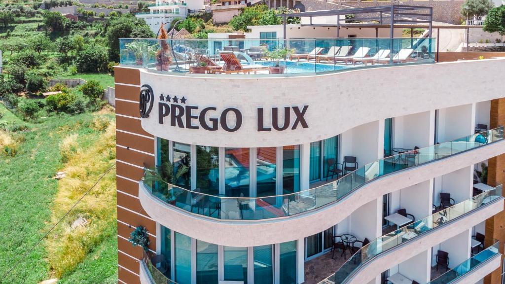 eine Luftansicht eines Hotels mit Pool in der Unterkunft Prego Lux in Ulcinj