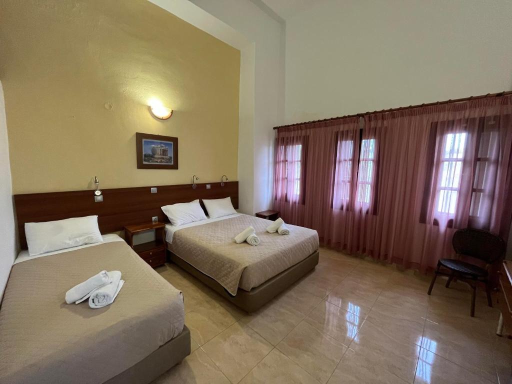 Postel nebo postele na pokoji v ubytování Eleni Rooms