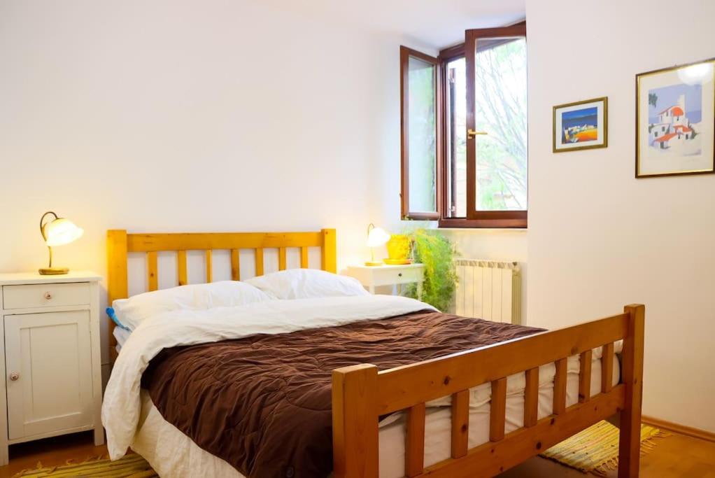 ein Schlafzimmer mit einem großen Bett mit einer braunen Decke in der Unterkunft Cosy house in historic centre in Izola