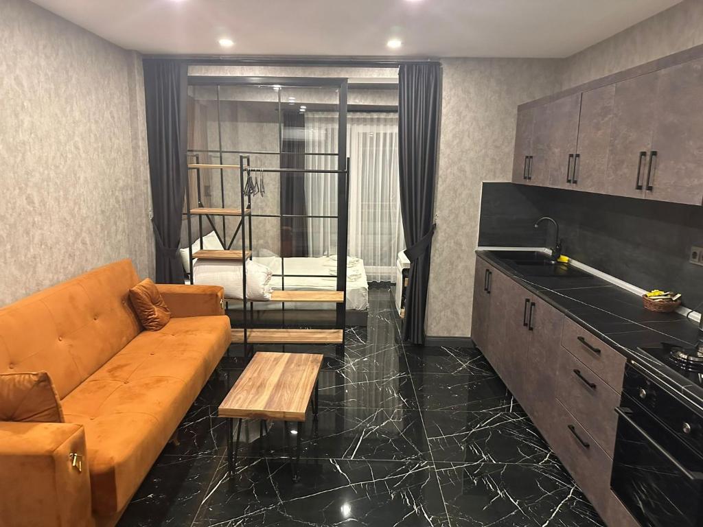 sala de estar con sofá y mesa en Mrt Rain Suite en Lara