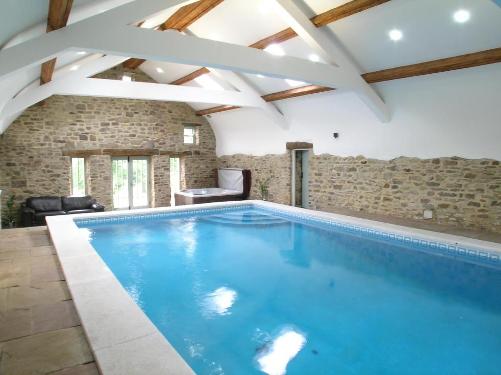 einen Pool in einem Haus mit Ziegelwand in der Unterkunft The Farmhouse in Durham