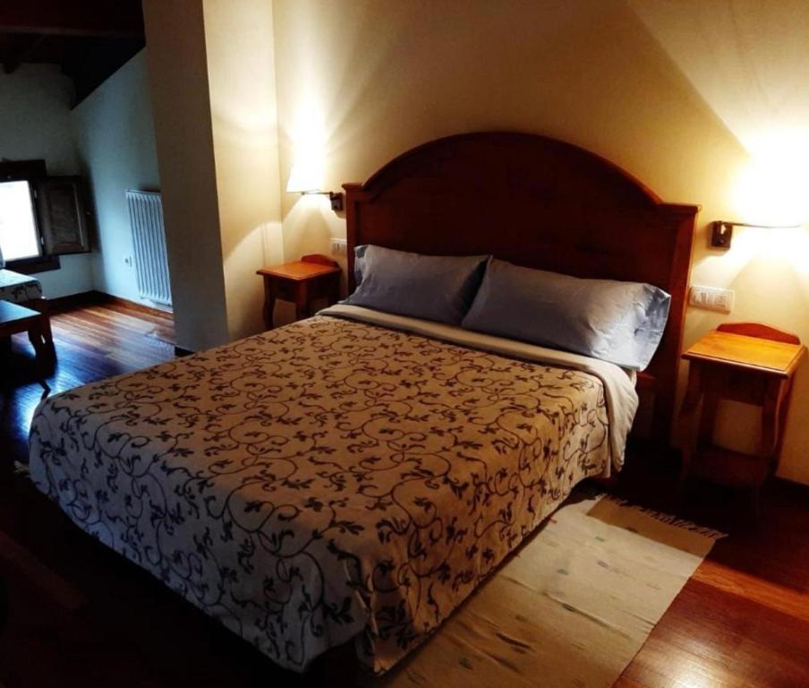 a bedroom with a large bed in a room at Acea do Bubal in Os Peares