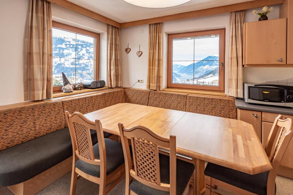 Kuchyň nebo kuchyňský kout v ubytování Ferienwohnung Ausblick Zillertal