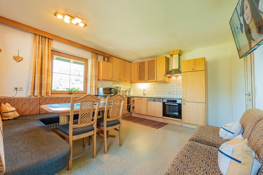 Kuchyň nebo kuchyňský kout v ubytování Ferienwohnung Ausblick Zillertal
