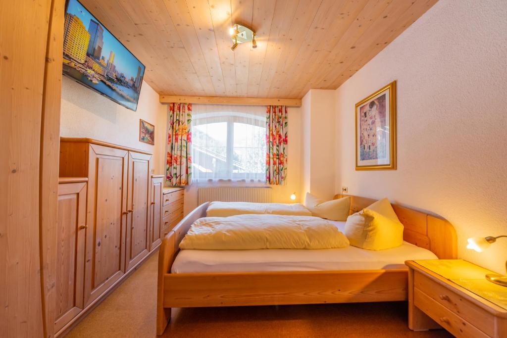 Postel nebo postele na pokoji v ubytování Ferienwohnung Ausblick Zillertal