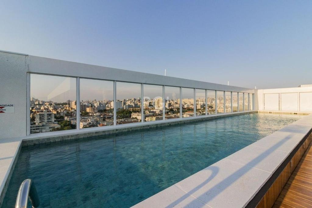 a large swimming pool on the roof of a building at 905 A sua casa em Porto Alegre na região central da cidade in Porto Alegre