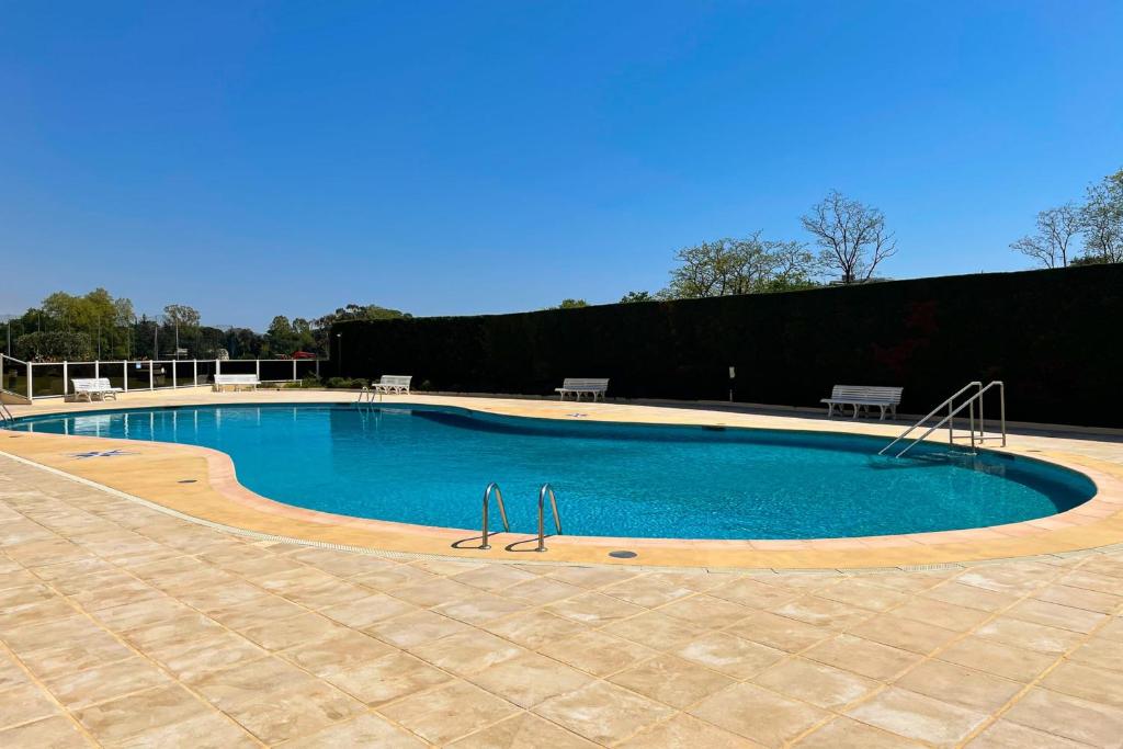 una gran piscina de agua azul en Cosy unoverlooked apartment with swimming pool, en Mandelieu-la-Napoule