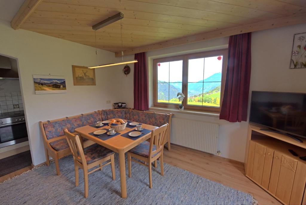 Kuchyň nebo kuchyňský kout v ubytování Ferienwohnung Ausblick Zillertal