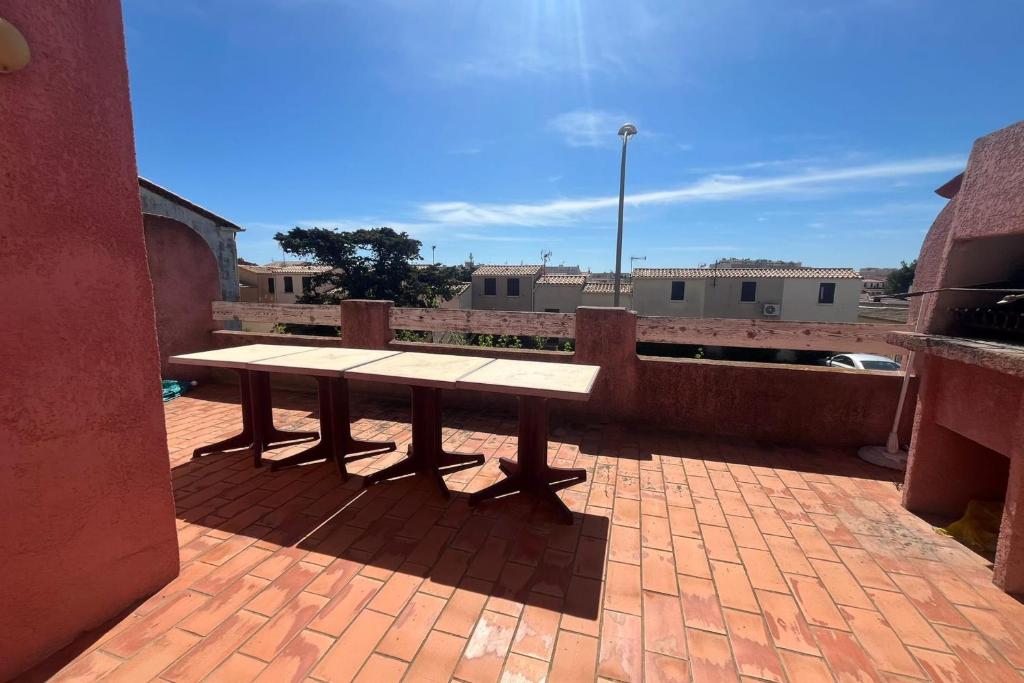 un banc en bois installé sur une terrasse en briques dans l'établissement Spacious apartment with lovely terrace, à Port-la-Nouvelle