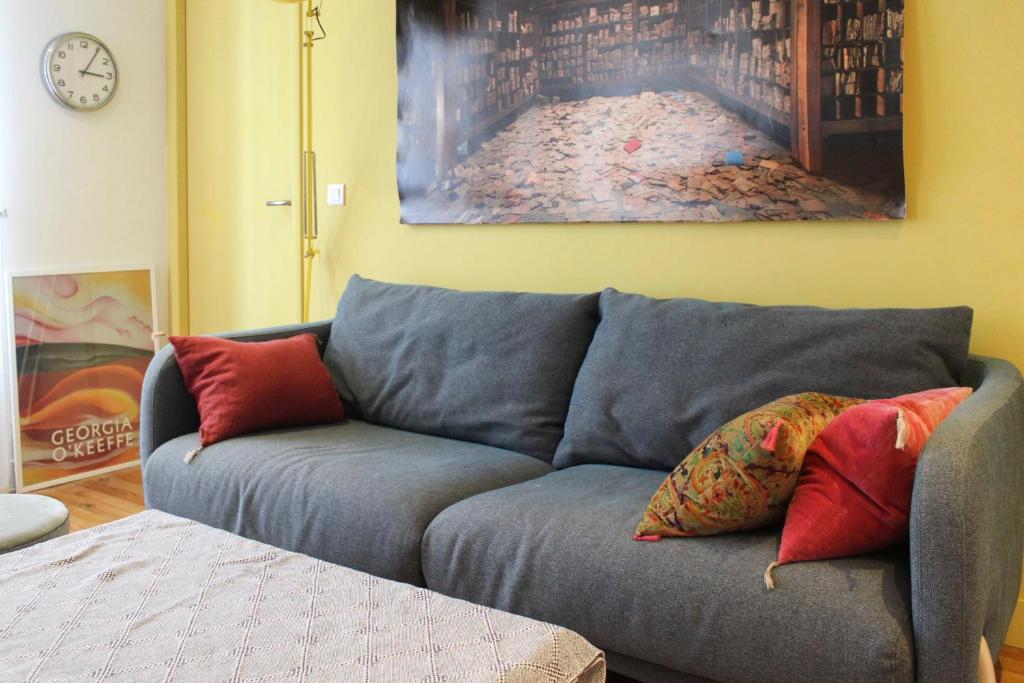 Bright 43 m love nest in Montrouge tesisinde bir oturma alanı