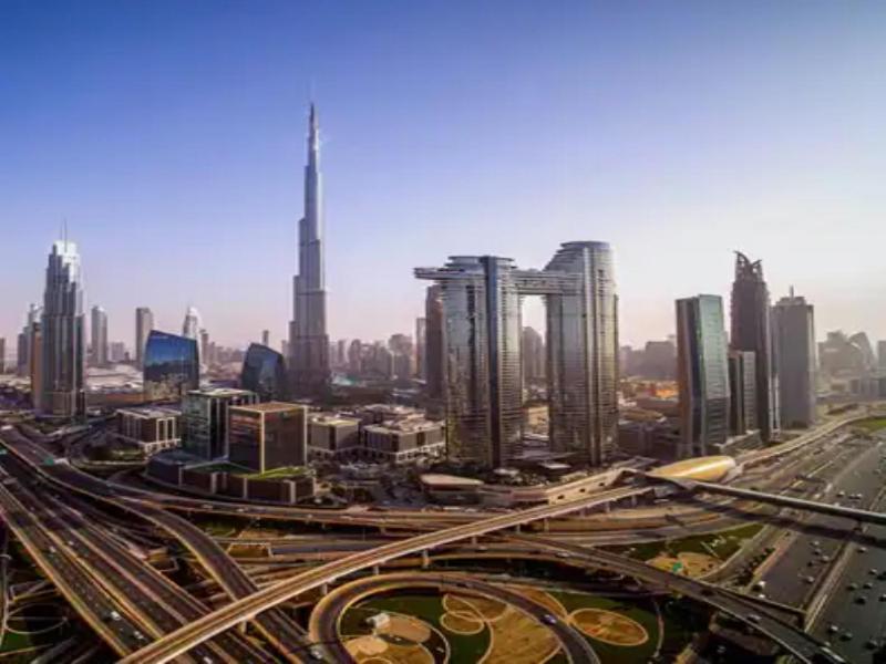 una gran ciudad con muchos edificios altos y vías de tren en Dubai Homes near ADCB METRO STATION en Dubái