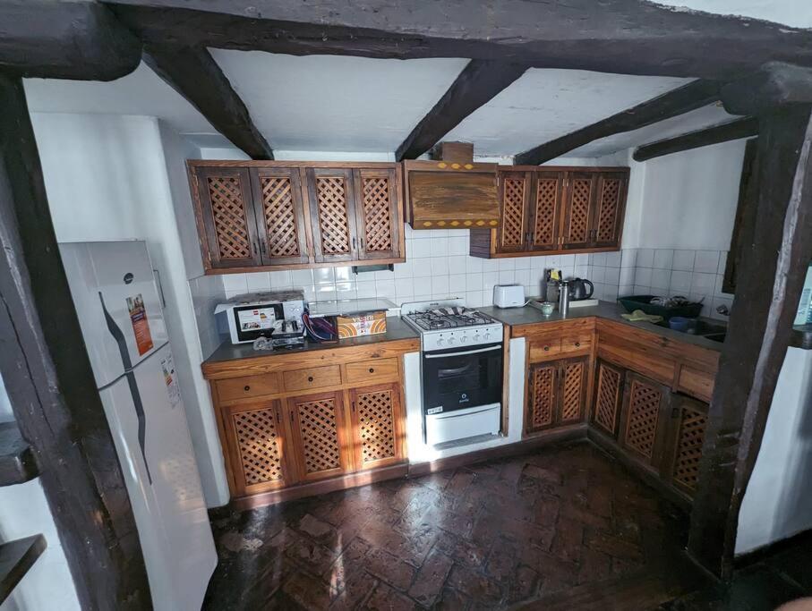Dapur atau dapur kecil di ¡Casa Liniers, en el Centro de Mendoza!