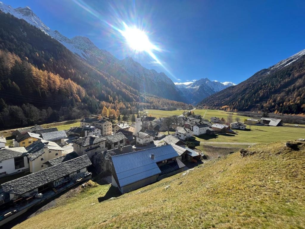 una vista aérea de un pueblo en las montañas en B&B Cad'Stampa, Casaccia en Casaccia