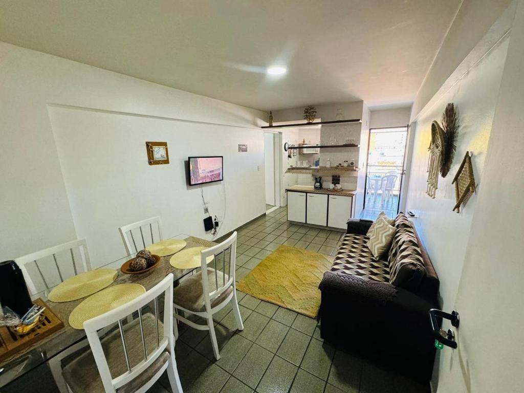 sala de estar con sofá y mesa en Ponta Verde com Manobrista, lavadora de Roupas, Wi-fi - Apto 405, en Maceió