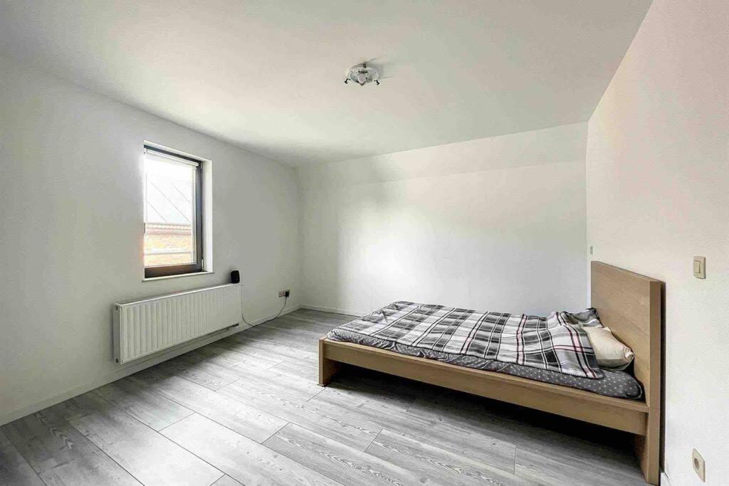 biały pokój z łóżkiem i oknem w obiekcie Charleville 39 G bruxelles-charleroi-aéroport w Charleroi