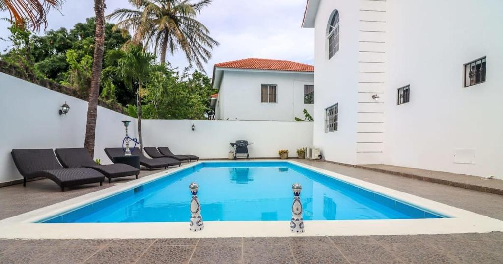 uma piscina no quintal de uma casa em Awesome Villa in THE CENTER of Sosua - Near Everything em Sosúa