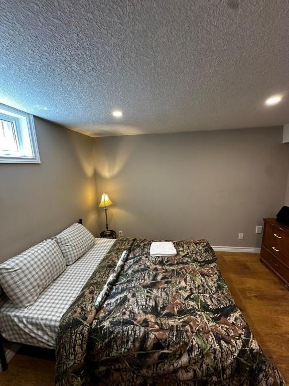 um quarto com uma cama e um sofá em Budget To Go Room- All amenities near by!! K2 em Kitchener