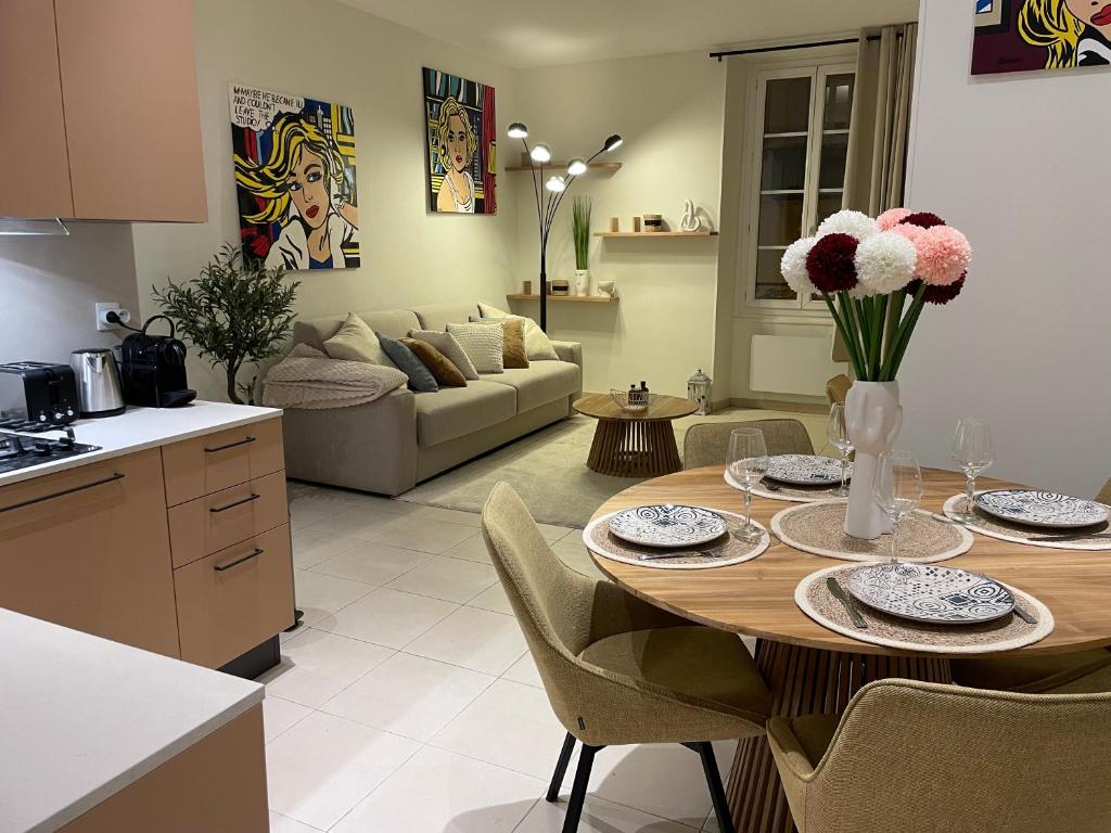 une cuisine et un salon avec une table et des chaises dans l'établissement Magnifique 2pc luxe place du pin le port, à Nice