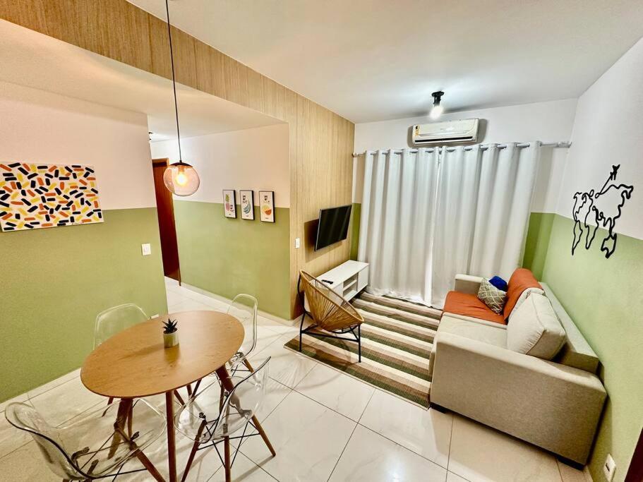 sala de estar con sofá y mesa en Praia/Bonito/Ar cond/garagem, en Vitória