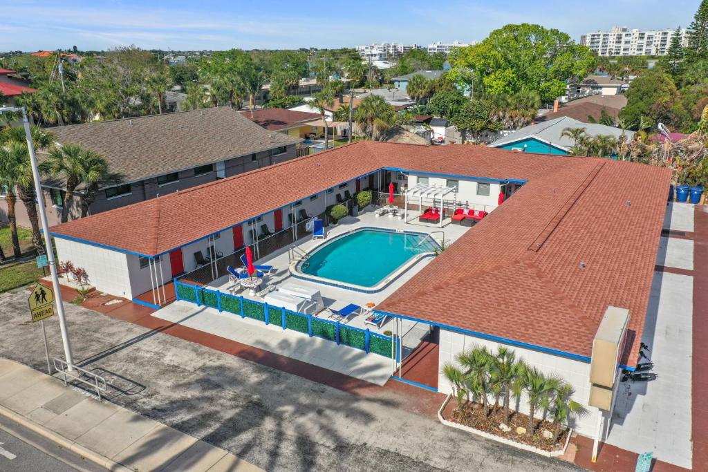 聖彼得海灘的住宿－Sun Island Motel，享有带游泳池的别墅的顶部景致