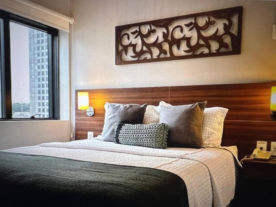 sypialnia z dużym łóżkiem z drewnianym zagłówkiem w obiekcie Hotel The Time Berrini - A 200 metros do WTC w São Paulo