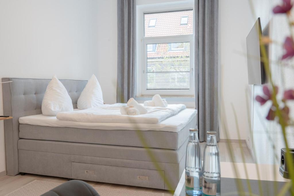 uma cama num quarto com uma janela em Modernes Apartment in top Lage komfortabel eingerichtet mit Arbeitsplatz und Küche - Geibelsuite em Hanôver