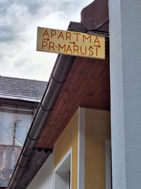 un letrero de la calle en el lateral de un edificio en Apartma Pr Maruši en Bovec