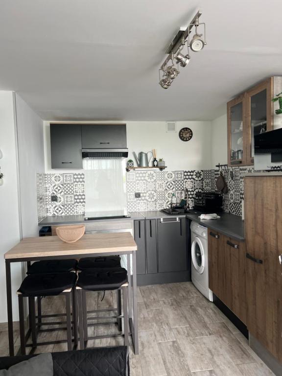 - une cuisine avec une table en bois et un évier dans l'établissement Château leenhardt, au Grau-du-Roi