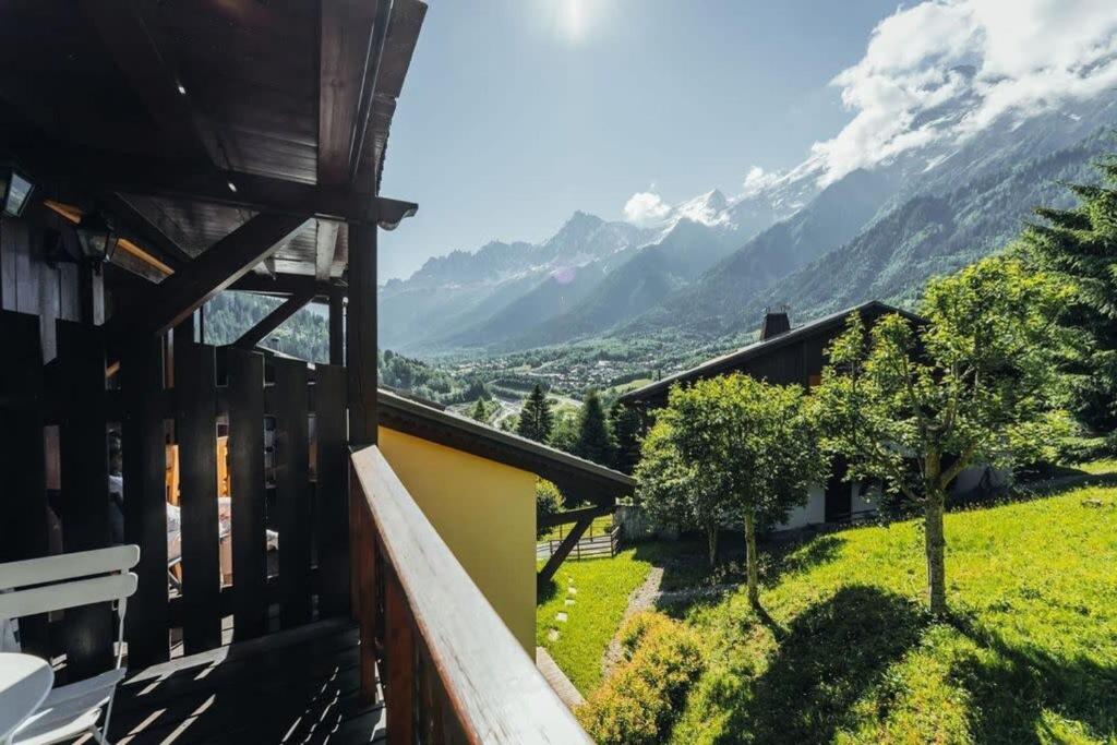 - un balcon offrant une vue sur les montagnes dans l'établissement Alpes Bellevue furnished flat, aux Houches