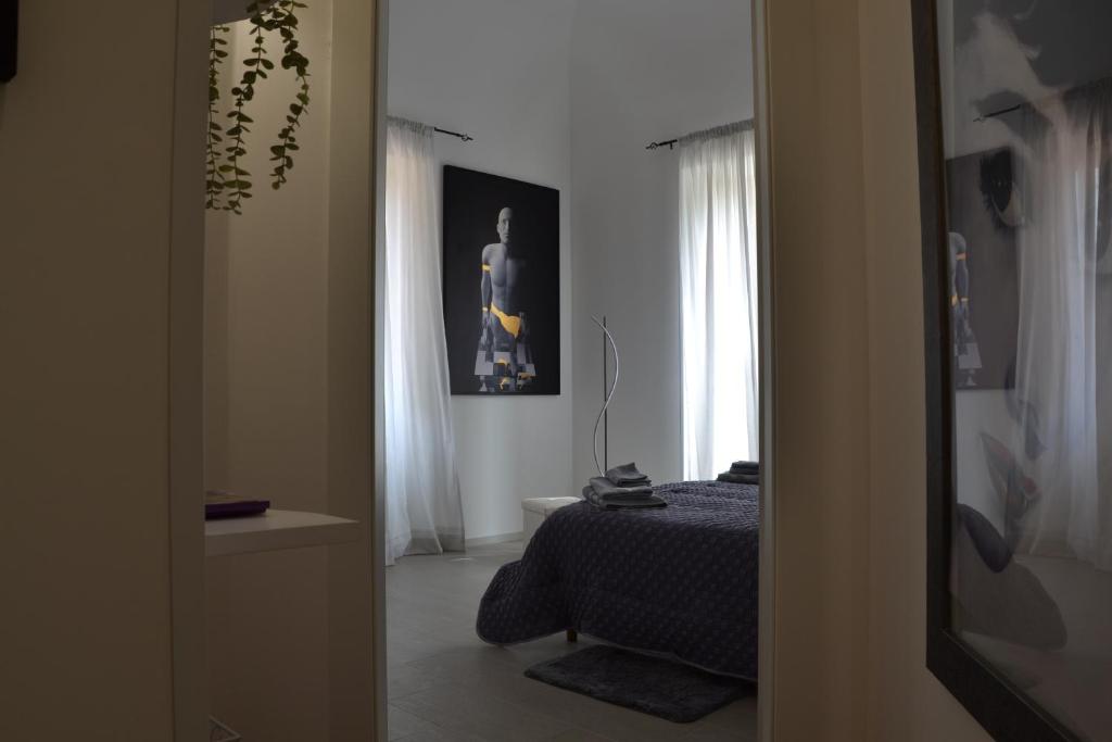 a bedroom with a bed and a window at B&B La Meta in Benevento