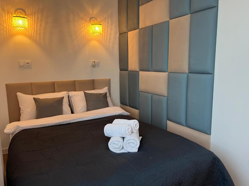 1 dormitorio con 1 cama con toallas en I&M Apartments Stawowa Wrocław, en Wroclaw