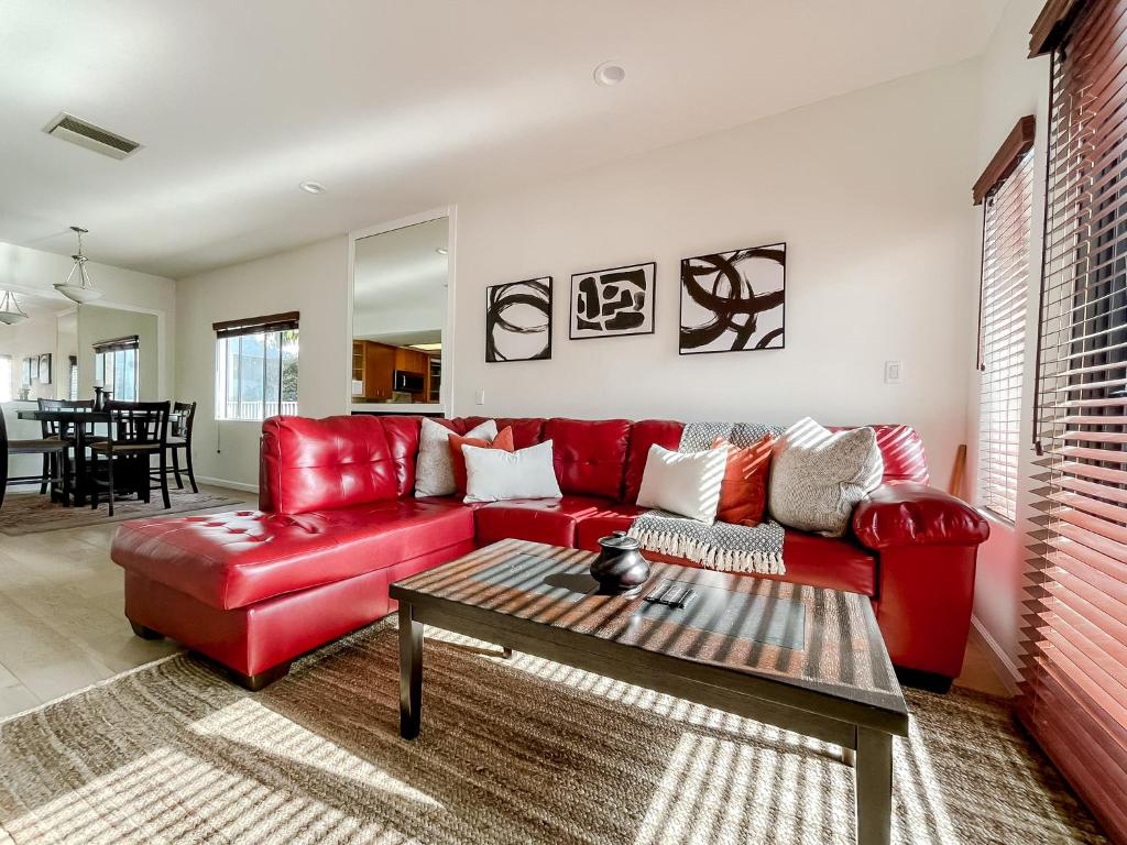 sala de estar con sofá rojo y mesa en *WEHO/Beverly Hills* Luxury 2BD/2.5BA + Balconies, en Los Ángeles