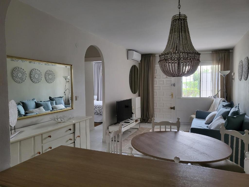 Torreblanca 2 bedrooms apart with small garden and pool