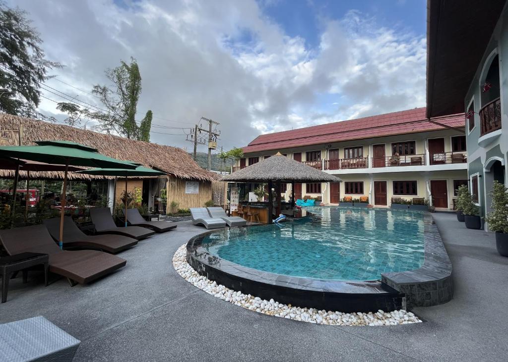 una piscina al centro di un edificio di Ginis Beach Resort a Kamala Beach