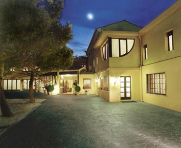 a large house with a driveway in front of it at Hotel Due Mori in Cittadella