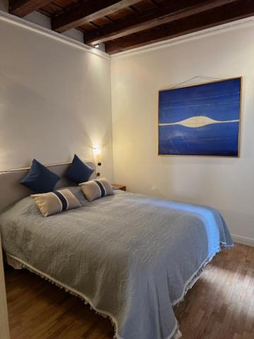 een slaapkamer met een bed met een schilderij aan de muur bij Residenza Cappello18 in Verona