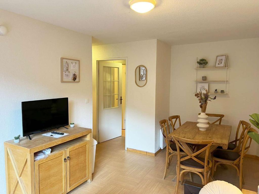 a living room with a television and a dining room table at Appartement Les Orres, 2 pièces, 6 personnes - FR-1-322-490 in Les Orres