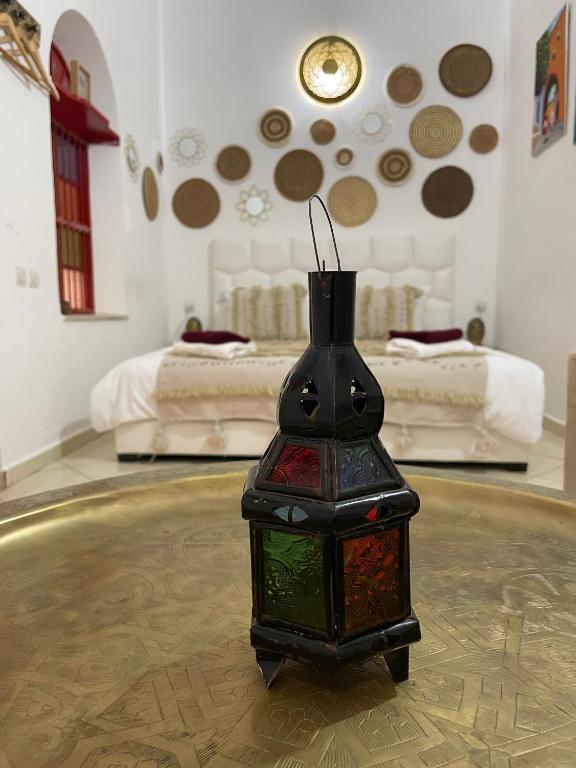 Een bed of bedden in een kamer bij Riad Maya