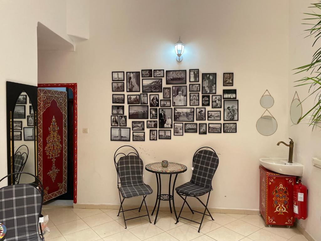 Een zitgedeelte bij Riad Maya